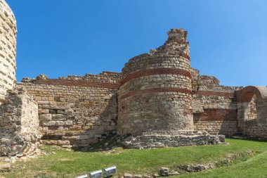 Sur duvarları antik kalıntıları girişinde eski kasaba Nessebar, Burgaz bölge, Bulgaristan