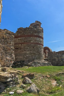 Sur duvarları antik kalıntıları girişinde eski kasaba Nessebar, Burgaz bölge, Bulgaristan