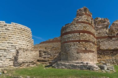 Sur duvarları antik kalıntıları girişinde eski kasaba Nessebar, Burgaz bölge, Bulgaristan