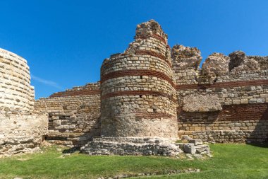 Sur duvarları antik kalıntıları girişinde eski kasaba Nessebar, Burgaz bölge, Bulgaristan