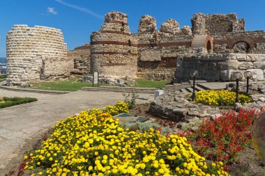 Sur duvarları antik kalıntıları girişinde eski kasaba Nessebar, Burgaz bölge, Bulgaristan