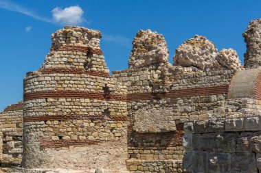 Sur duvarları antik kalıntıları girişinde eski kasaba Nessebar, Burgaz bölge, Bulgaristan