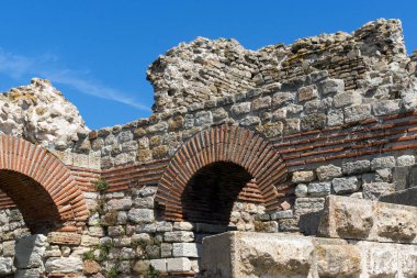 Sur duvarları antik kalıntıları girişinde eski kasaba Nessebar, Burgaz bölge, Bulgaristan