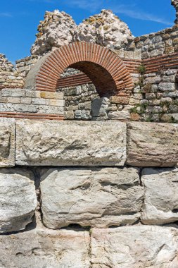 Sur duvarları antik kalıntıları girişinde eski kasaba Nessebar, Burgaz bölge, Bulgaristan