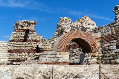 Sur duvarları antik kalıntıları girişinde eski kasaba Nessebar, Burgaz bölge, Bulgaristan