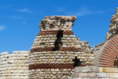 Sur duvarları antik kalıntıları girişinde eski kasaba Nessebar, Burgaz bölge, Bulgaristan
