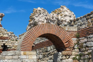 Sur duvarları antik kalıntıları girişinde eski kasaba Nessebar, Burgaz bölge, Bulgaristan