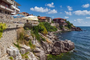 Sozopol, Bulgaristan - 16 Temmuz. 2016: Antik sur duvarları ve eski evler, eski Süzebolu şehir Burgaz bölge, Bulgaristan ile Panorama şaşırtıcı