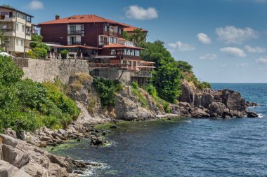 Sozopol, Bulgaristan - 16 Temmuz. 2016: Antik sur duvarları ve eski evler, eski Süzebolu şehir Burgaz bölge, Bulgaristan ile Panorama şaşırtıcı