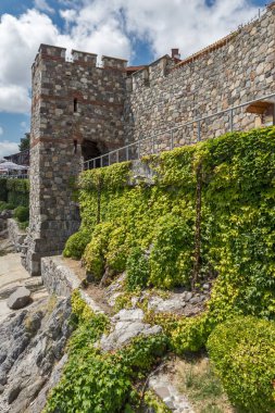 Sozopol, Bulgaristan - 16 Temmuz. 2016: Antik sur duvarları ve eski evler, eski Süzebolu şehir Burgaz bölge, Bulgaristan ile Panorama şaşırtıcı