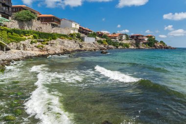 Sozopol, Bulgaristan - 16 Temmuz. 2016: Antik sur duvarları ve eski evler, eski Süzebolu şehir Burgaz bölge, Bulgaristan ile Panorama şaşırtıcı
