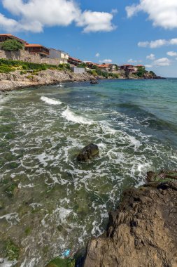 Sozopol, Bulgaristan - 16 Temmuz. 2016: Antik sur duvarları ve eski evler, eski Süzebolu şehir Burgaz bölge, Bulgaristan ile Panorama şaşırtıcı