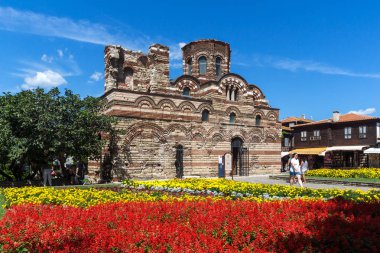 Nessebar, Bulgaristan - 12 Ağustos 2018: çiçek bahçesi önünde eski kilise, İsa Pantokrator Nessebar kasaba, Burgaz bölge, Bulgaristan