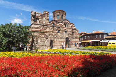 Nessebar, Bulgaristan - 12 Ağustos 2018: çiçek bahçesi önünde eski kilise, İsa Pantokrator Nessebar kasaba, Burgaz bölge, Bulgaristan