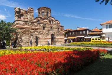 Nessebar, Bulgaristan - 12 Ağustos 2018: çiçek bahçesi önünde eski kilise, İsa Pantokrator Nessebar kasaba, Burgaz bölge, Bulgaristan