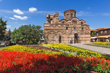 Nessebar, Bulgaristan - 12 Ağustos 2018: çiçek bahçesi önünde eski kilise, İsa Pantokrator Nessebar kasaba, Burgaz bölge, Bulgaristan