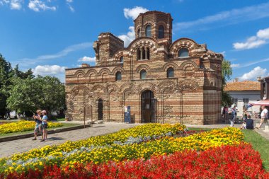 Nessebar, Bulgaristan - 12 Ağustos 2018: çiçek bahçesi önünde eski kilise, İsa Pantokrator Nessebar kasaba, Burgaz bölge, Bulgaristan