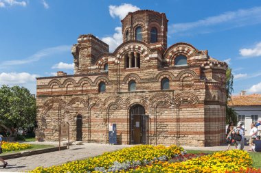 Nessebar, Bulgaristan - 12 Ağustos 2018: çiçek bahçesi önünde eski kilise, İsa Pantokrator Nessebar kasaba, Burgaz bölge, Bulgaristan