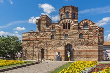 Nessebar, Bulgaristan - 12 Ağustos 2018: çiçek bahçesi önünde eski kilise, İsa Pantokrator Nessebar kasaba, Burgaz bölge, Bulgaristan
