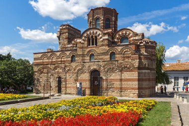 Nessebar, Bulgaristan - 12 Ağustos 2018: çiçek bahçesi önünde eski kilise, İsa Pantokrator Nessebar kasaba, Burgaz bölge, Bulgaristan