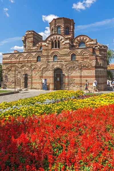 Nessebar Bulgaria Agosto 2018 Jardín Flores Frente Antigua Iglesia Cristo — Foto de Stock