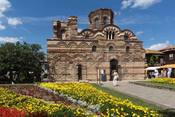 Nessebar Bulgaria Agosto 2018 Jardín Flores Frente Antigua Iglesia Cristo — Foto de Stock