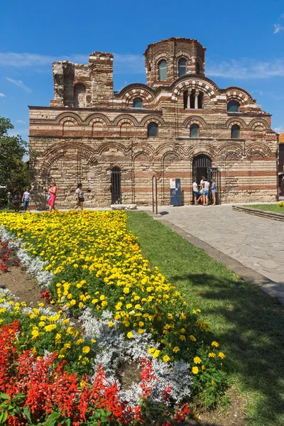 Nessebar Bulgaria Agosto 2018 Jardín Flores Frente Antigua Iglesia Cristo — Foto de Stock