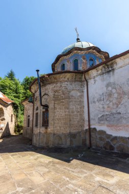 On dokuzuncu yüzyıl binalarda Sokolski Manastırı Kutsal anne varsayım, Gabrovo Bölgesi, Bulgaristan