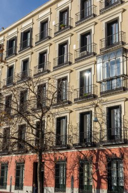 Madrid, İspanya - 24 Ocak 2018: Cephe tipik binaları ve sokakları şehir Madrid, İspanya
