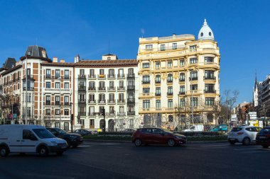 Madrid, İspanya - 24 Ocak 2018: Cephe tipik binaları ve sokakları şehir Madrid, İspanya