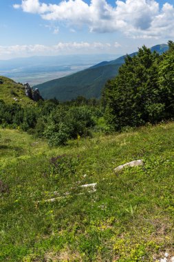 Muhteşem yaz yataydan Stara Planina (Balkan) dağlara Shipka tepe, Stara Zagora bölge, Bulgaristan