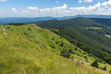 Muhteşem yaz yataydan Stara Planina (Balkan) dağlara Shipka tepe, Stara Zagora bölge, Bulgaristan