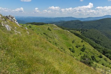 Muhteşem yaz yataydan Stara Planina (Balkan) dağlara Shipka tepe, Stara Zagora bölge, Bulgaristan