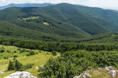Muhteşem yaz yataydan Stara Planina (Balkan) dağlara Shipka tepe, Stara Zagora bölge, Bulgaristan