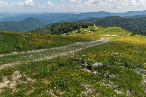 シプカ ピーク ブルガリア スタラ ザゴラ地域からバルカン山脈 バルカン 山に素晴らしい夏の風景 — ストック写真
