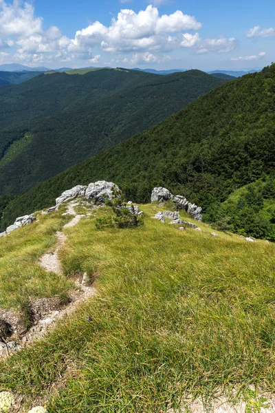 シプカ ピーク ブルガリア スタラ ザゴラ地域からバルカン山脈 バルカン 山に素晴らしい夏の風景 — ストック写真