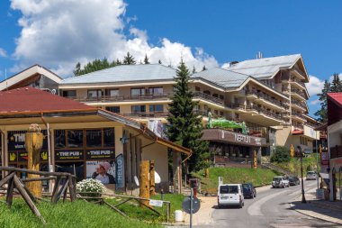 Pamporovo, Bulgaristan - 14 Ağustos 2018: Kayak Merkezi Rodop Dağları bölgesinde Smolyan, Bulgaristan Pamporovo, yaz görünümü