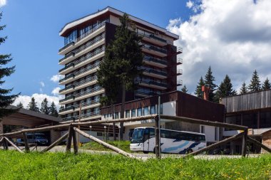 Pamporovo, Bulgaristan - 14 Ağustos 2018: Kayak Merkezi Rodop Dağları bölgesinde Smolyan, Bulgaristan Pamporovo, yaz görünümü
