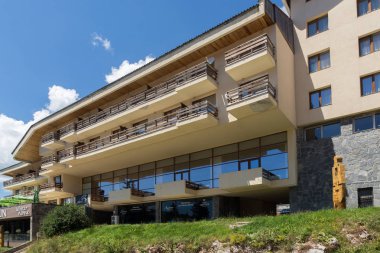 Pamporovo, Bulgaristan - 14 Ağustos 2018: Kayak Merkezi Rodop Dağları bölgesinde Smolyan, Bulgaristan Pamporovo, yaz görünümü