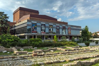 Stara Zagora, Bulgaristan - 5 Ağustos 2018: Devlet Opera ve kalıntıları, antik Augusta Traiana Stara Zagora, Bulgaristan şehir merkezinde