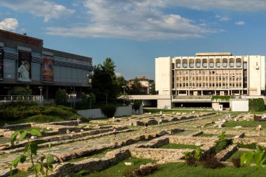Stara Zagora, Bulgaristan - 5 Ağustos 2018: Bölgesel Kütüphane, Devlet Operası ve kalıntıları, antik Augusta Traiana Stara Zagora, Bulgaristan şehir merkezinde