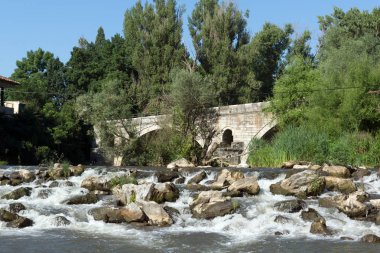 Kadin görünümünü yaz en - 15 taş kemer köprü Struma Nehri, Nevestino, Köstendil ilinde, Bulgaristan