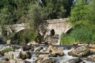 Kadin görünümünü yaz en - 15 taş kemer köprü Struma Nehri, Nevestino, Köstendil ilinde, Bulgaristan