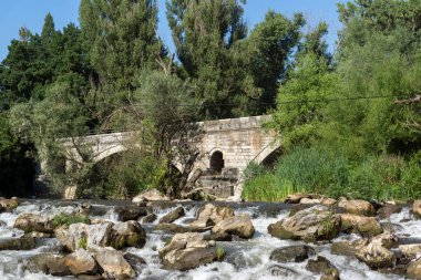 Kadin görünümünü yaz en - 15 taş kemer köprü Struma Nehri, Nevestino, Köstendil ilinde, Bulgaristan