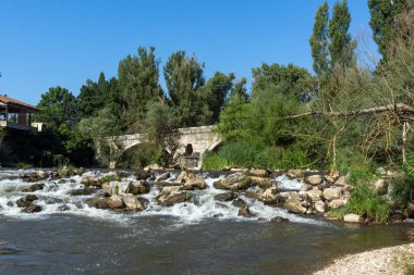 Kadin görünümünü yaz en - 15 taş kemer köprü Struma Nehri, Nevestino, Köstendil ilinde, Bulgaristan