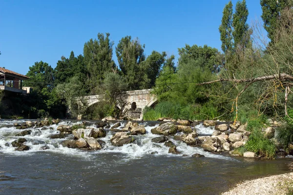 Widok Latem Kadin Najbardziej Kamień Wieku Arch Bridge Nad Rzeką — Zdjęcie stockowe