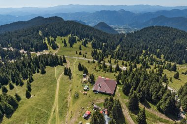 Yaz manzara Rodop Dağları Snezhanka Tower yakınındaki Kayak Merkezi Pamporovo, bölge Smolyan, Bulgaristan