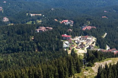 Yaz manzara Rodop Dağları Snezhanka Tower yakınındaki Kayak Merkezi Pamporovo, bölge Smolyan, Bulgaristan