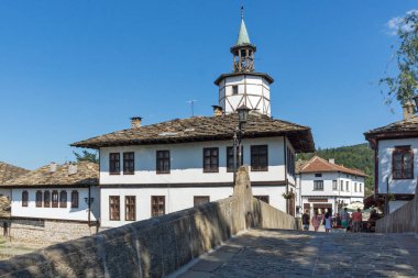 Tryavna, Bulgaristan - 6 Temmuz 2018: Tarihi şehir Tryavna, Gabrovo Bölgesi, Bulgaristan ortasındaki Garbaviat (kambur) Köprüsü ve Ortaçağ Saat Kulesi
