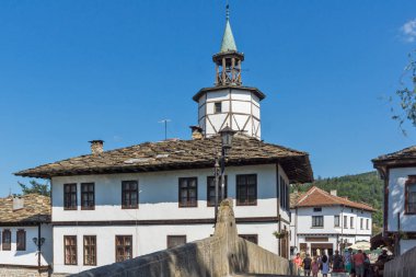 Tryavna, Bulgaristan - 6 Temmuz 2018: Tarihi şehir Tryavna, Gabrovo Bölgesi, Bulgaristan ortasındaki Garbaviat (kambur) Köprüsü ve Ortaçağ Saat Kulesi